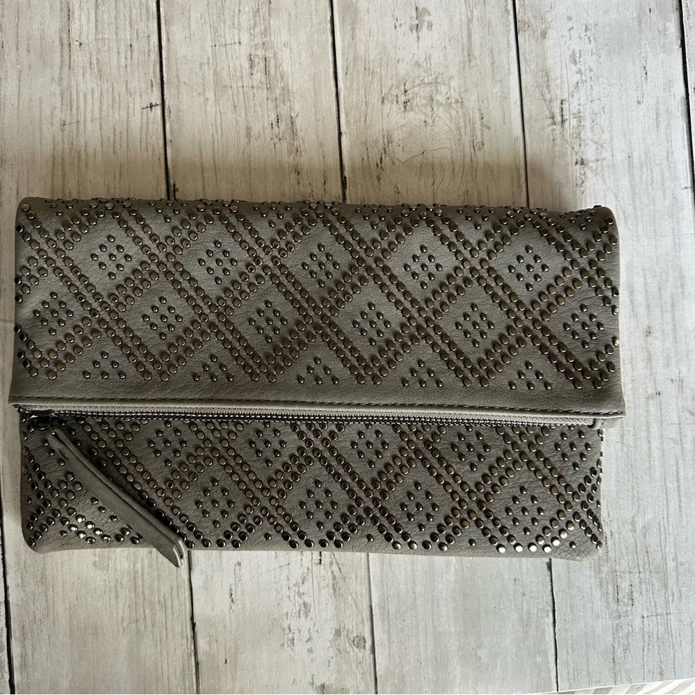 PREOWNED MADISON WEST GREY METAL ACCENT CLUTCH CROSS BODY FOLD OBER BAG PURSE